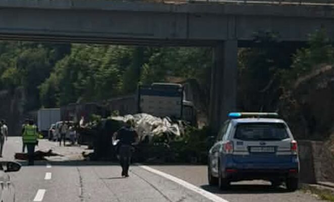 Incidente mortale sulla A18 in direzione Catania, scontro tra due camion. C’è anche un mezzo pesante in fiamme