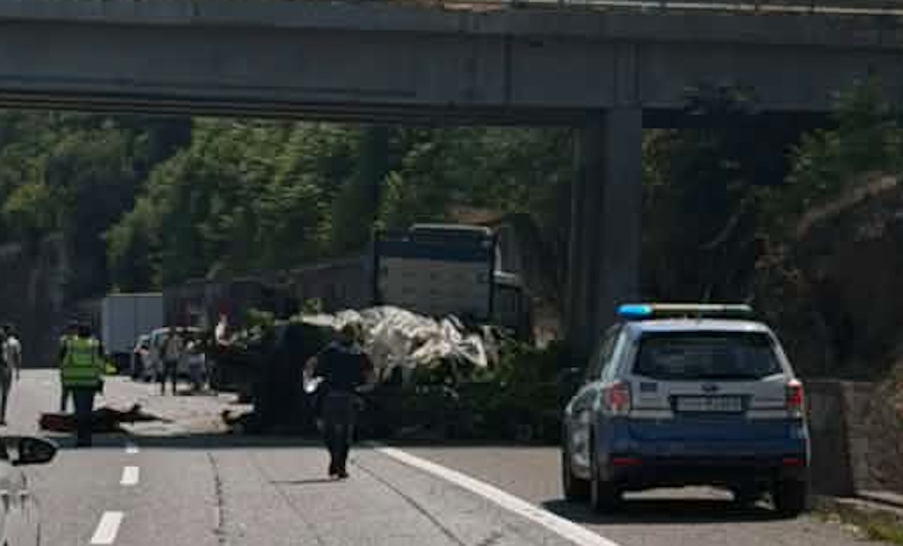 Inferno sulla A18 in direzione Catania, scontro tra due camion e mezzo pesante in fiamme. Si temono vittime