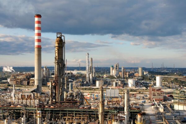 Isab torna a maggioranza italiana, Ludoil acquisisce il 51%: investimenti per 1,3 miliardi e mille occupati in più