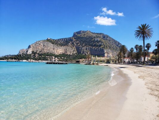 Mondello, revocato il divieto di balneazione: acqua di nuovo nei parametri. Lagalla avvia il piano contro gli scarichi