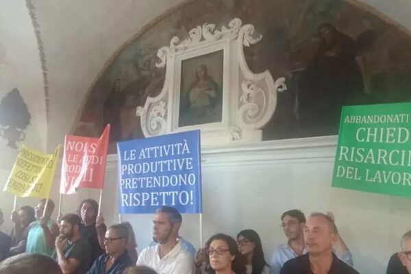 Frana di Niscemi, la protesta degli esercenti: “19mila euro non bastano, non possiamo più lavorare”