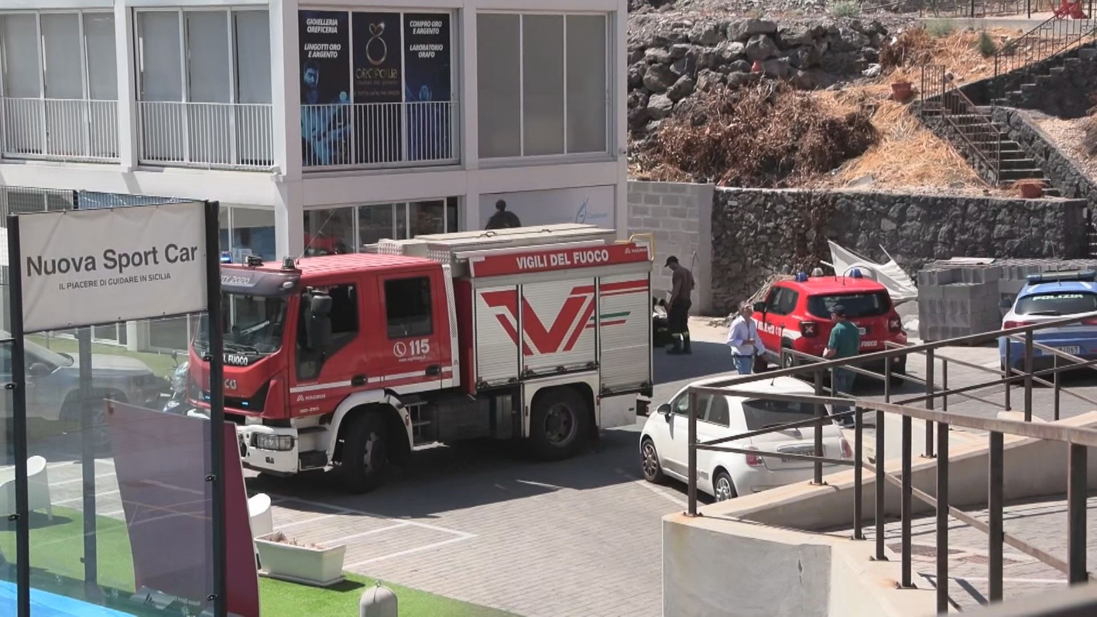 Crolla muretto in un circolo di padel a Catania, due feriti: uno è grave