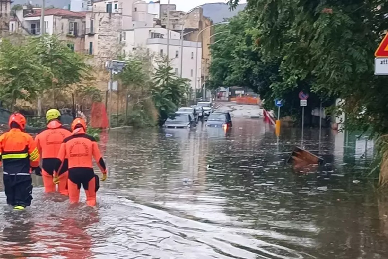 Maltempo a Palermo, un metro d’acqua in strada: famiglia intrappolata nell’auto
