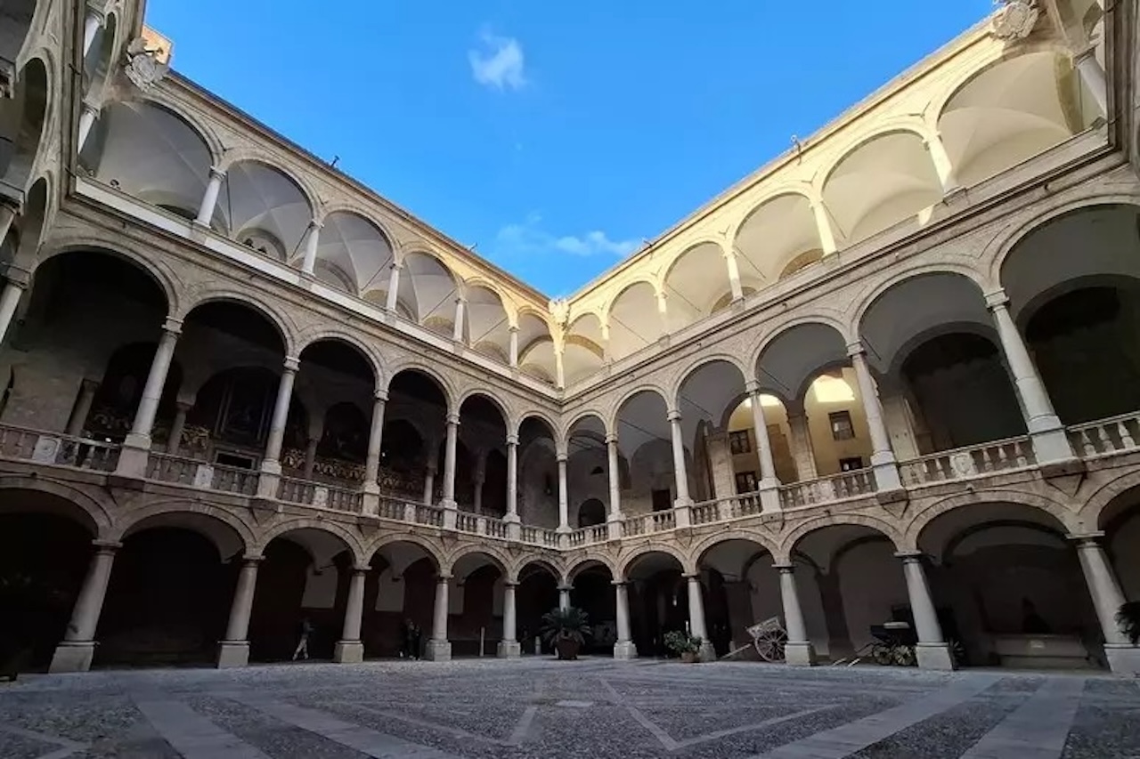 A Palazzo dei Normanni chiude la filiale bancaria: resterà soltanto l’Atm