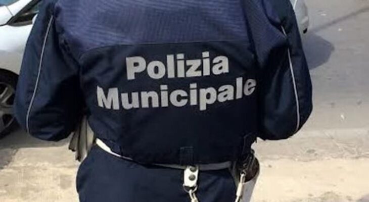 Palermo, tampona un’auto con una donna e due bambini e si allontana: arrestato dopo l’aggressione a un agente