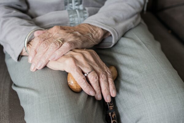 Raro trapianto al ginocchio a Enna, a 80 anni torna a camminare