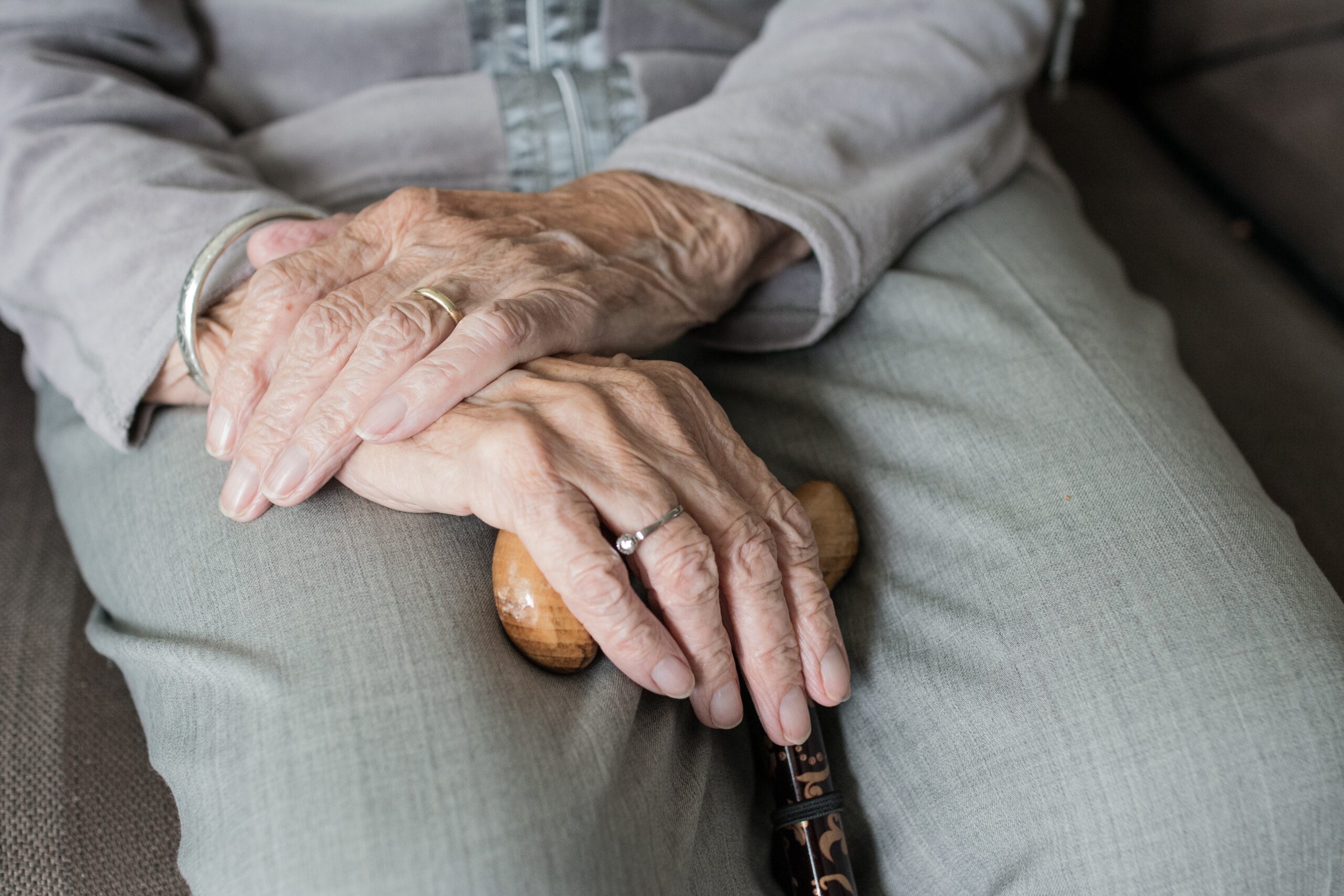Raro trapianto al ginocchio a Enna, a 80 anni torna a camminare