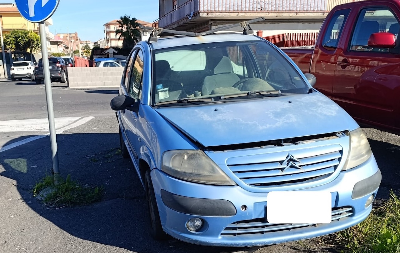 Allarme auto abbandonate a Catania, centinaia di rottami su strade e marciapiedi