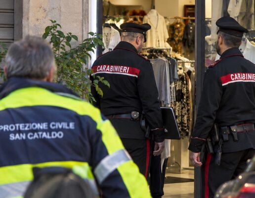 Sorelline scomparse a San Cataldo e ritrovate in un negozio: indagini sulle ore del mistero