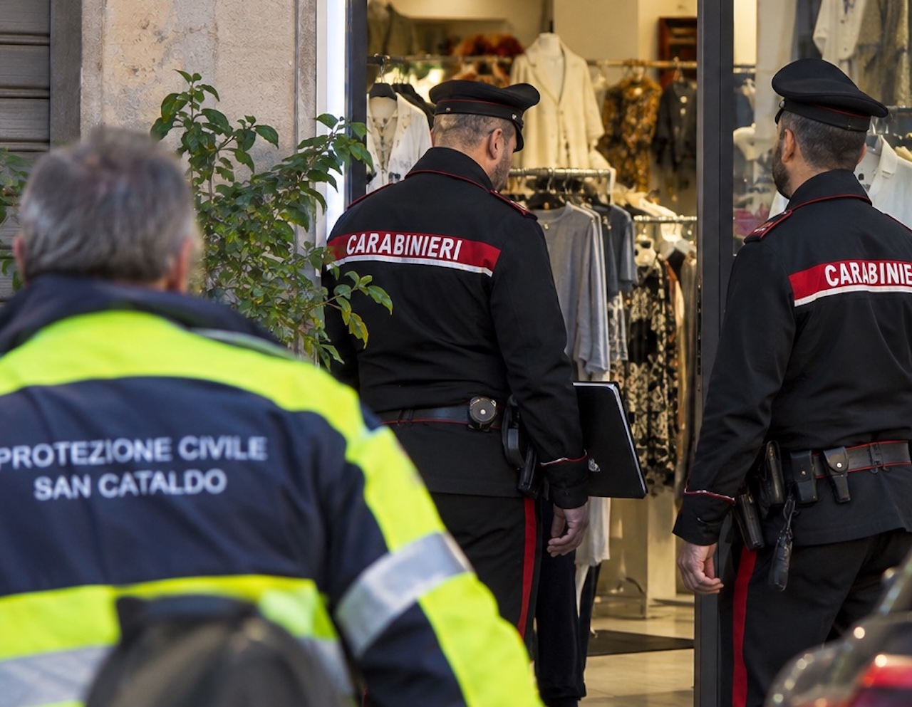 Sorelline scomparse a San Cataldo e ritrovate in un negozio: indagini sulle ore del mistero