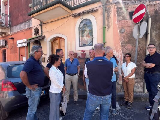 Acireale, immobile danneggiato dal sisma ancora in piedi dal 2019: “Va demolito, rappresenta un pericolo”