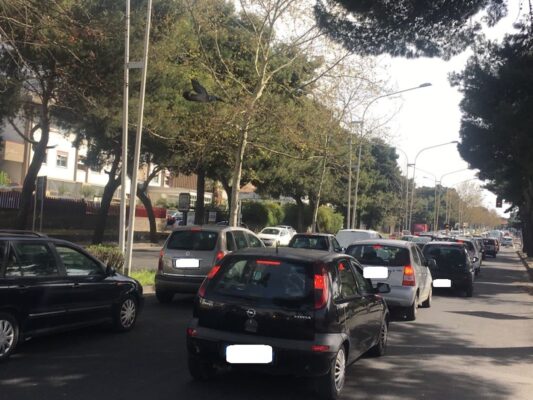 Scuole riaperte, a Borgo-Sanzio torna l’emergenza traffico: “Servono presidi e nuovi accorgimenti alla viabilità”