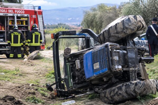 Incidente sul lavoro a Partinico, 74enne finisce in una buca e muore schiacciato dal suo trattore