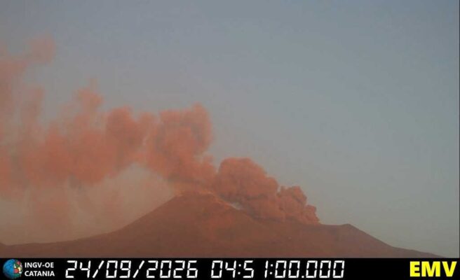 Etna, emissione di cenere in corso: VONA passa a rosso, nube fino a 4mila metri