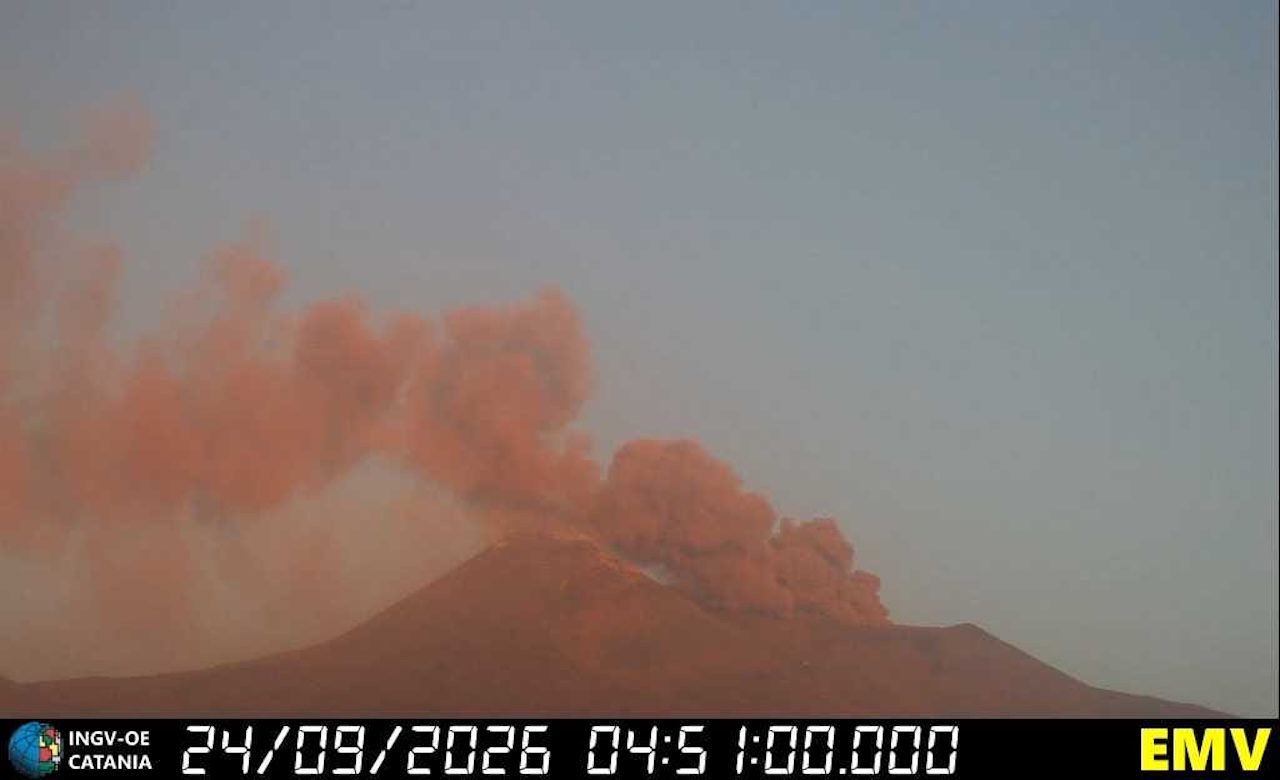Etna, emissione di cenere in corso: VONA passa a rosso, nube fino a 4mila metri