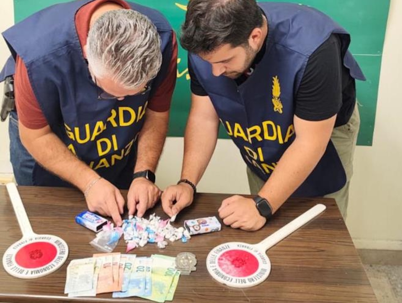 Giarre, sorpreso con 87 dosi di cocaina mentre era ai domiciliari per spaccio: arrestato e trasferito in carcere