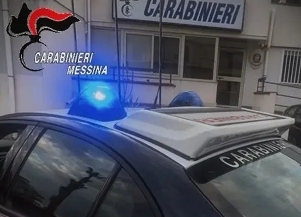 Catasta di legna cosparsa di benzina davanti casa, poi aggredisce i carabinieri: arrestato 27enne