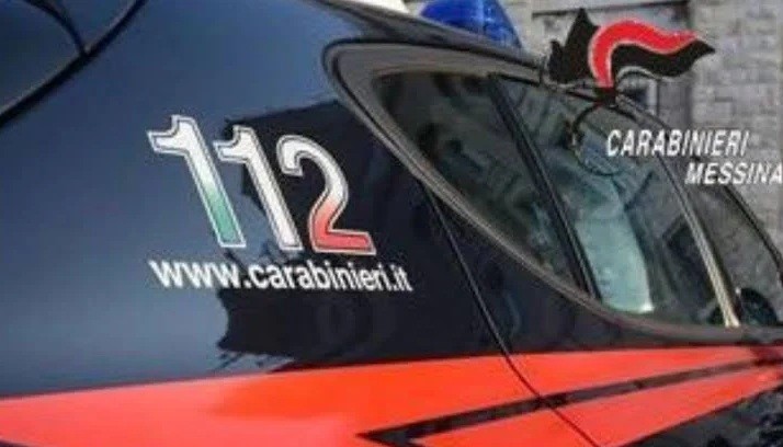 Finti carabinieri chiedono 3mila euro e gioielli a una 82enne: i veri militari li sorprendono sotto casa