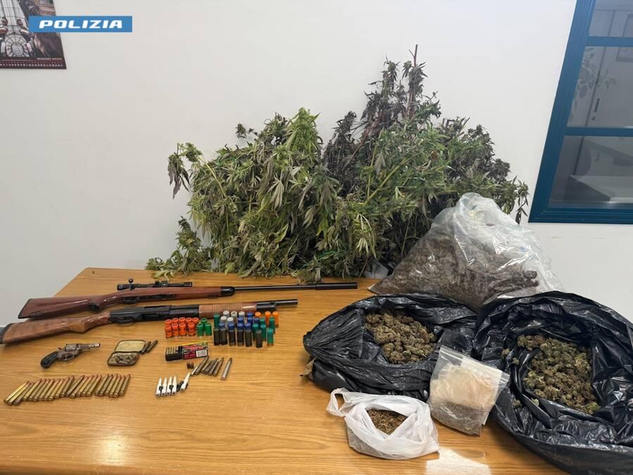 Avola, scoperti 3,5 kg di marijuana, armi e 109 munizioni: arrestato un 48enne francese