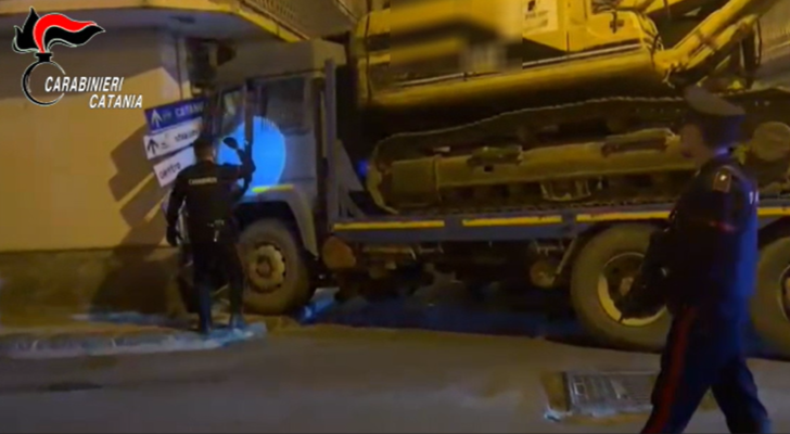 Militello in Val di Catania, banda tenta la “spaccata” e poi si dà alla fuga