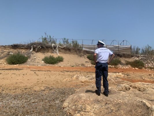 Portopalo di Capo Passero, scoperta discarica abusiva lungo la costa: denunciati titolari di due aziende agricole