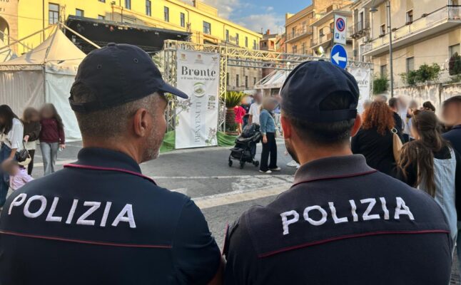 Ubriaco alla Sagra del Pistacchio, tenta di scagliarsi contro una ragazza: 60enne bloccato a Bronte