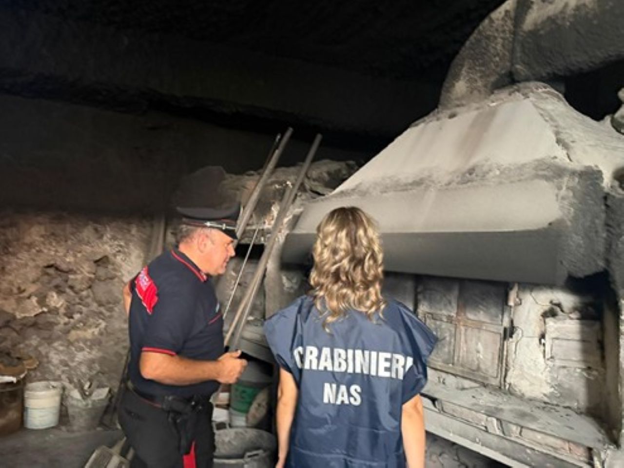Ispezioni dei Nas tra Acireale e Aci Catena, carenze igienico-sanitarie in una trattoria e chiuso un panificio
