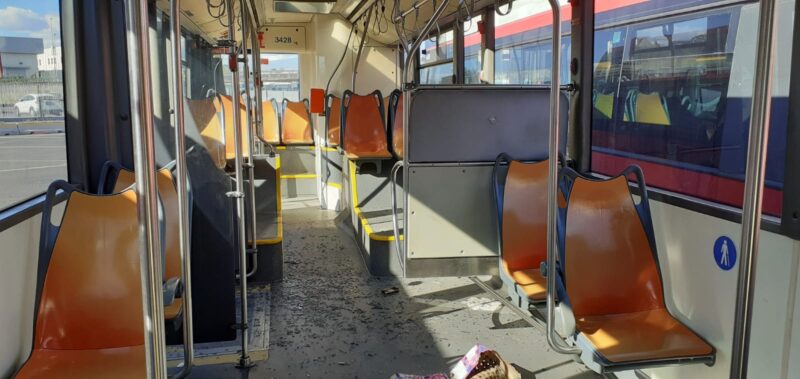 Catania, oggetto lanciato da un cavalcavia colpisce un autobus a Librino