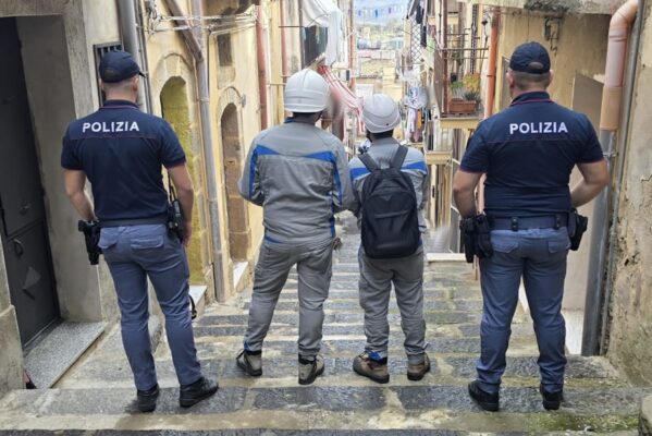 Caltagirone, furto di energia elettrica nel quartiere Acquanuova: scoperti due allacci abusivi, denunciati i proprietari