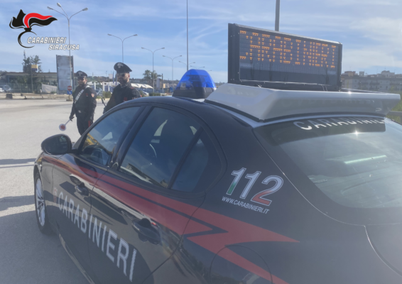 Hashish sul tavolo e 200 grammi di resina nascosti nel frigorifero: denunciato 32enne ai domiciliari ad Augusta