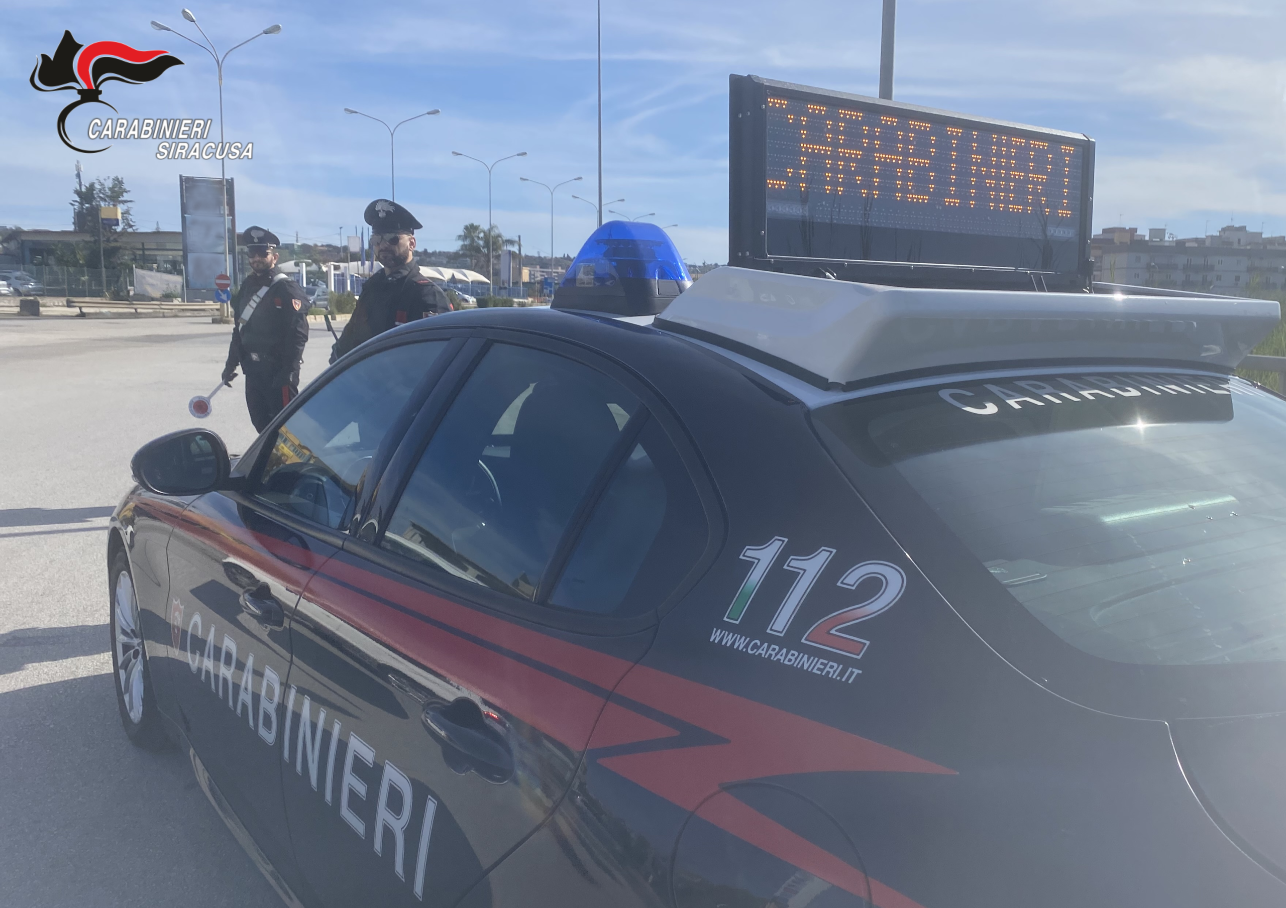 Hashish sul tavolo e 200 grammi di resina nascosti nel frigorifero: denunciato 32enne ai domiciliari ad Augusta