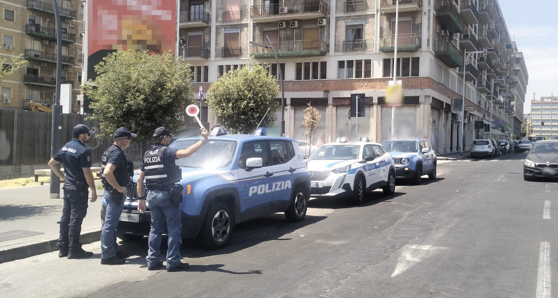 Controlli “a tappeto” al centro storico di Catania: violazioni al Codice della Strada, B&B irregolari e ambulanti abusivi: 5 denunce