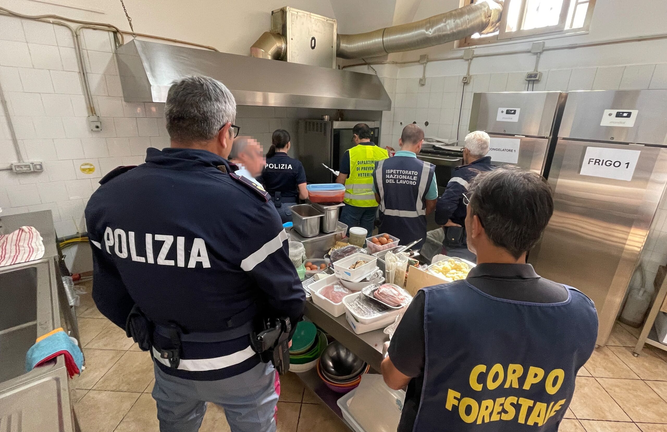 Cibo senza tracciabilità e irregolarità in due locali a Riposto: sequestrati 176 chili di alimenti, multe per 37.500 euro