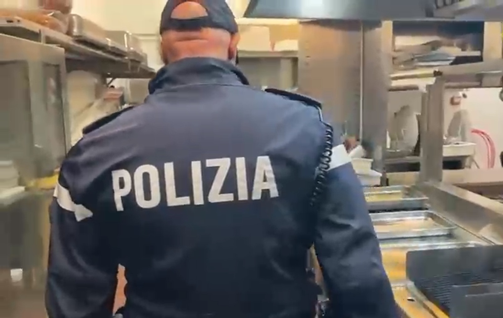 Catania, controlli in un ristorante del quartiere Canalicchio: sequestrati 110 chili di alimenti non tracciati e sanzioni per oltre 20mila euro al titolare – VIDEO