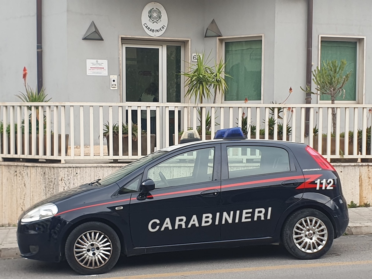 “Via vai” sospetto davanti casa, arrestato giovane pusher nel Palermitano