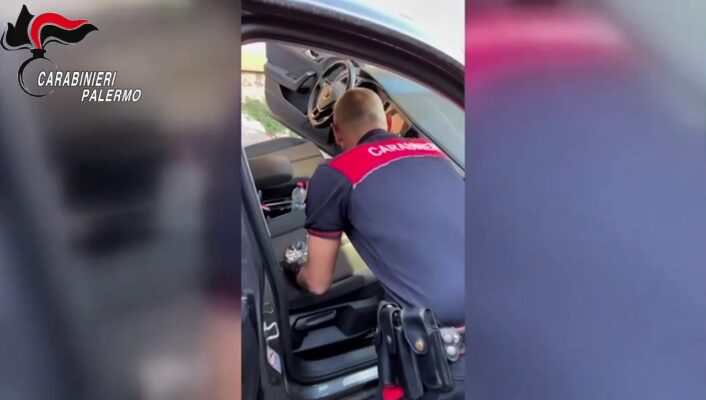 Vicari, droga nascosta sotto la cuffia del cambio dell’auto: arrestato uomo con 30 grammi di hashish – VIDEO