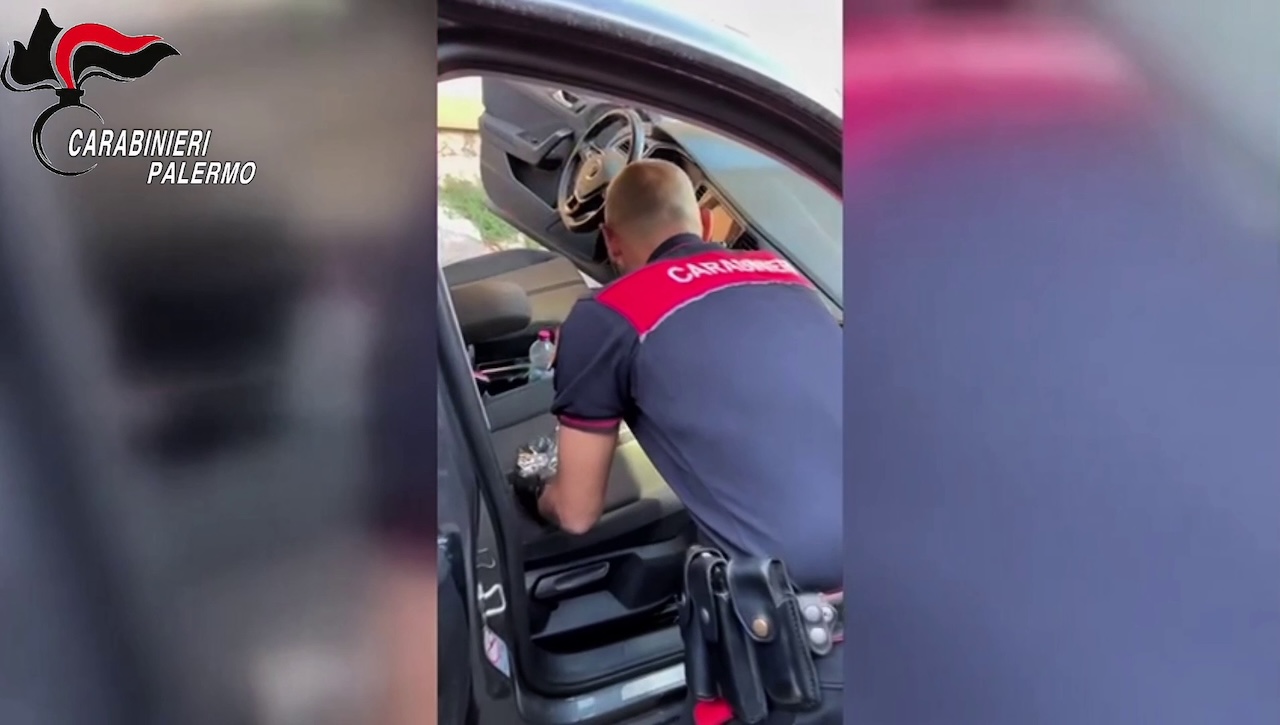 Vicari, droga nascosta sotto la cuffia del cambio dell’auto: arrestato uomo con 30 grammi di hashish – VIDEO