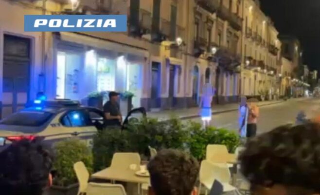 Maxi-rissa al centro di Acireale, in quaranta contro due cittadini egiziani: scattano 15 misure cautelari