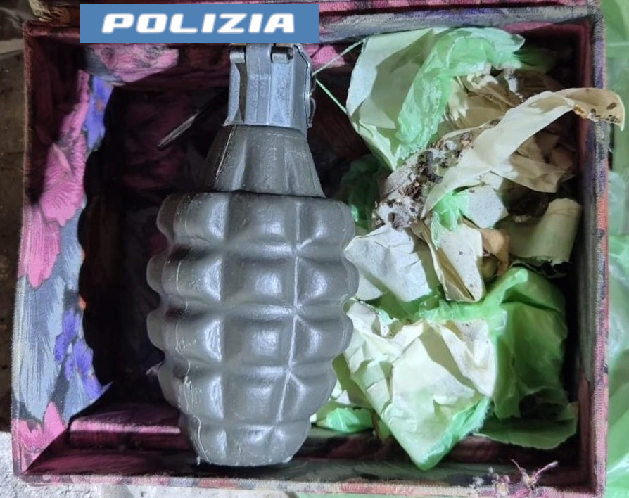 Doppio blitz a San Cristoforo: sequestrati droga, pistola clandestina e una bomba a mano. Un arresto