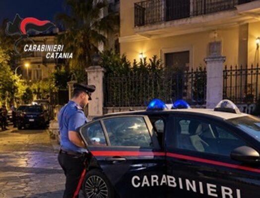 Ai domiciliari, viene sorpreso di notte davanti a un chiosco: aveva anche un’auto rubata