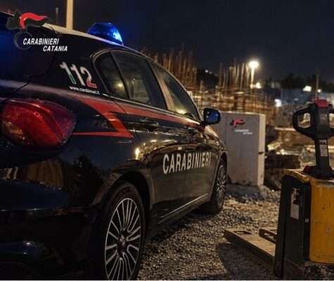 Buco nella recinzione e muletto rubato, poi si nasconde tra la vegetazione: arrestato 48enne a Belpasso