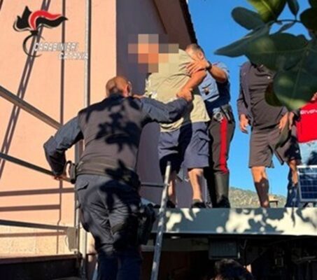 Scompare dopo essere andato in campagna, notte di ricerche a Bronte: 69enne trovato all’alba su un tetto