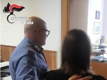 Sbuca da un’aiuola e aggredisce l’ex per strapparle il telefono: 26enne denunciato a Bronte