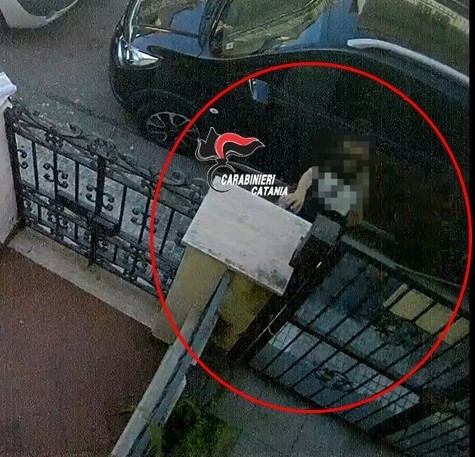 “Sua nipote rischia conseguenze penali”, anziana consegna i gioielli: arrestati marito e moglie