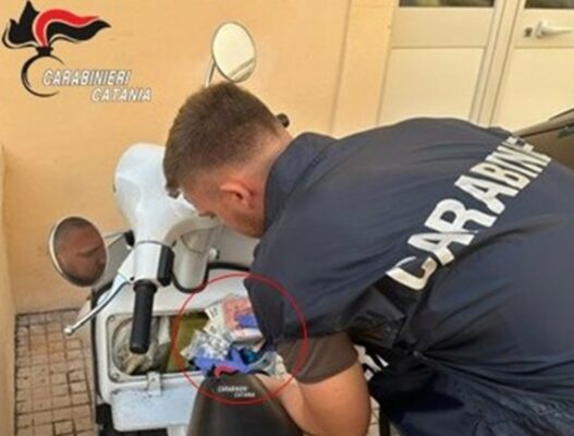 Crack e contanti nascosti nello scooter: arrestato un 17enne a San Cristoforo