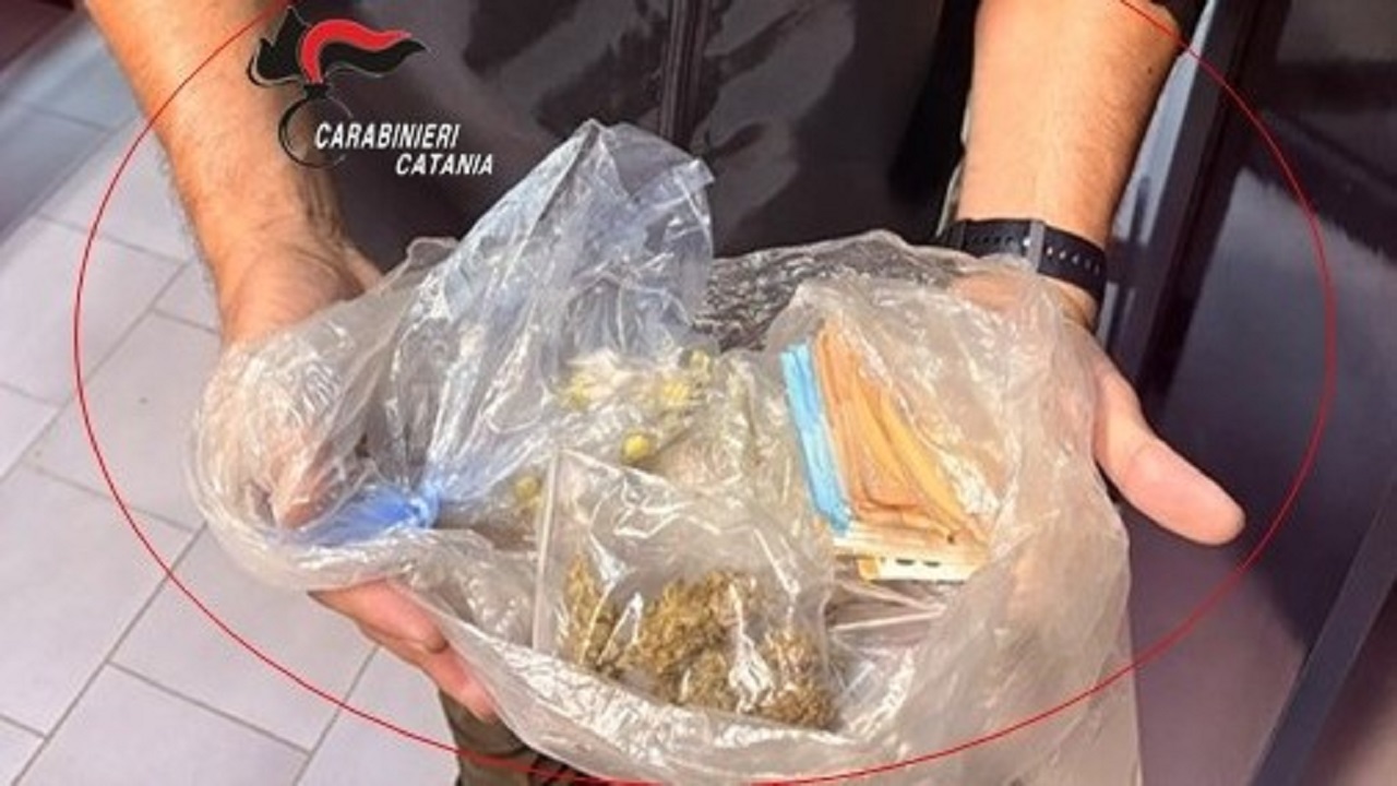 Catania, controlli per spaccio: arrestati due giovani di 19 e 20 anni