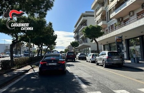 Esce di casa nonostante i domiciliari, i carabinieri lo sorprendono mentre rincasa: arrestato a Ognina