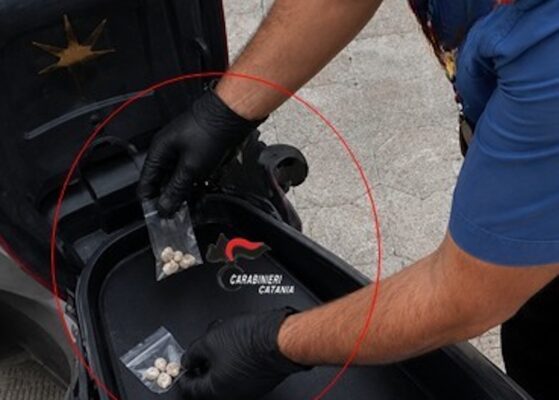 Giovane ai domiciliari sorpreso in scooter con droga e bilancino: arrestato a Librino