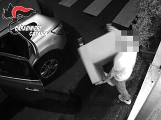 Ruba una poltrona dalla lavanderia e la porta in camera da letto: denunciati marito e moglie a Giarre