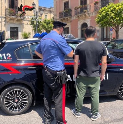 Apre il gas in casa, poi scende in strada e aggredisce passanti e soccorritori: arrestato 41enne a Giarre